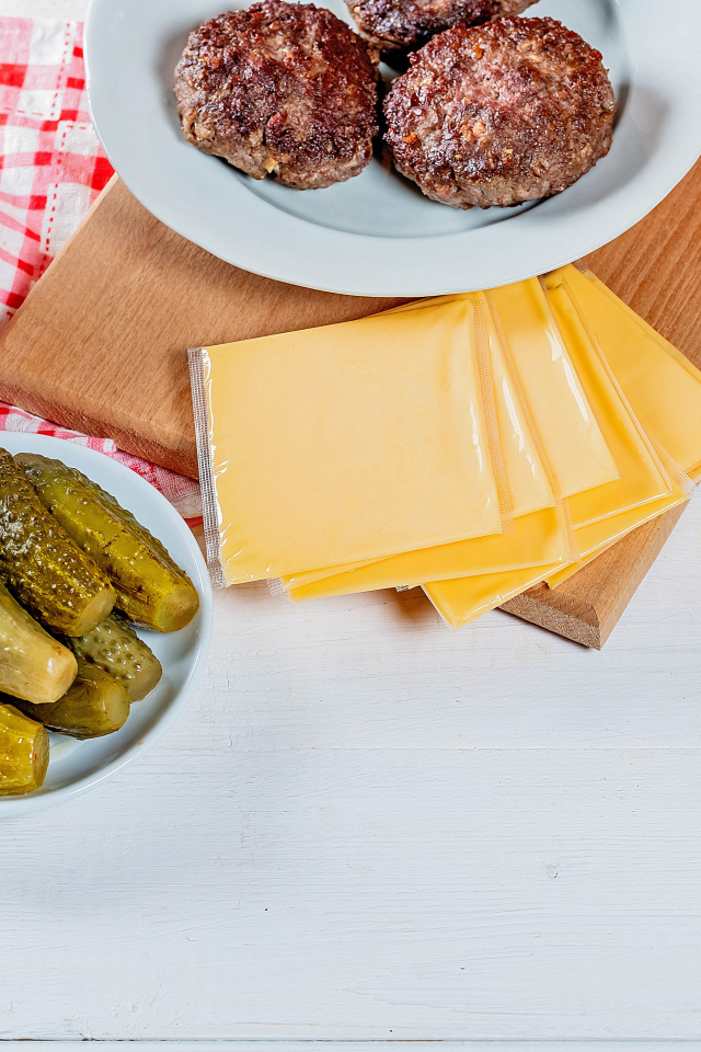 Заготовки для гамбургера на столе 