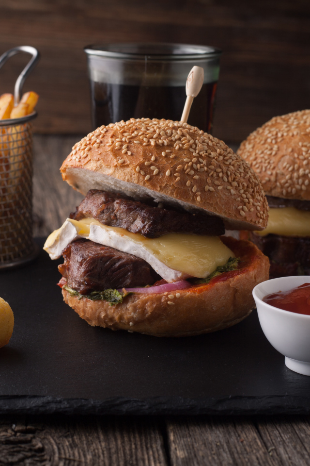 Гамбургеры с мясо на столе с картофелем фри и соусом