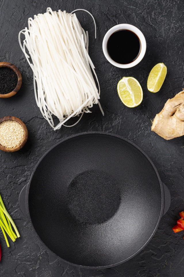 Заготовка продуктов для китайского супа из рисовой лапши