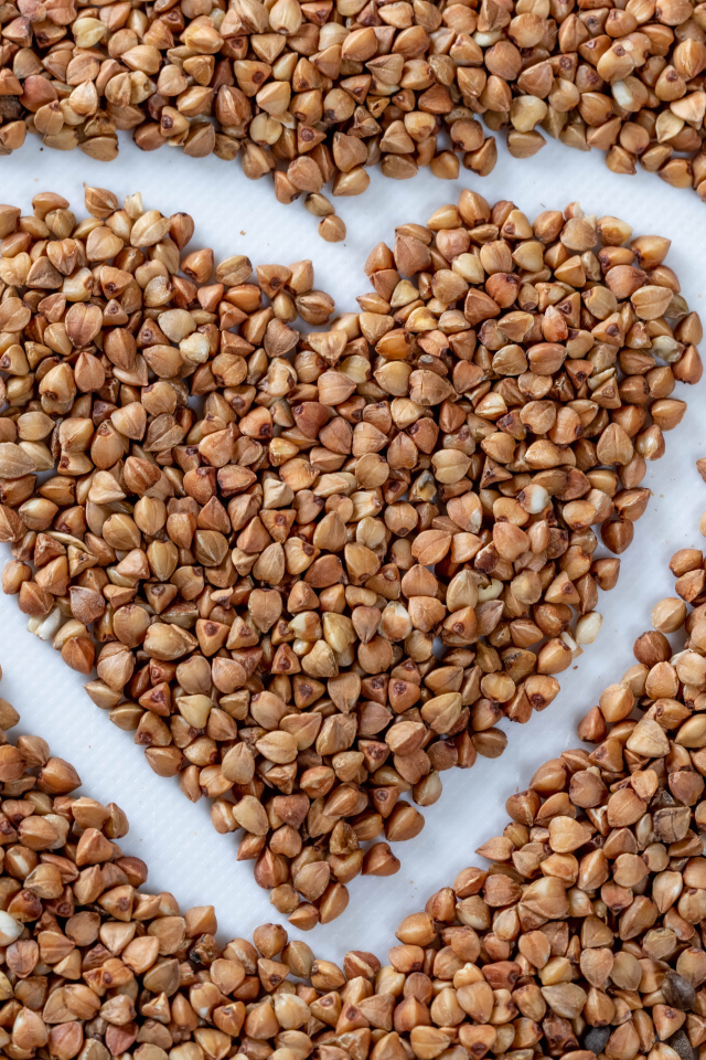 Сердце нарисовано на гречневой крупе 