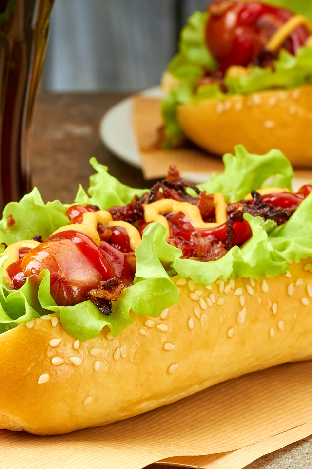 Хот дог на столе бутылкой кока колы