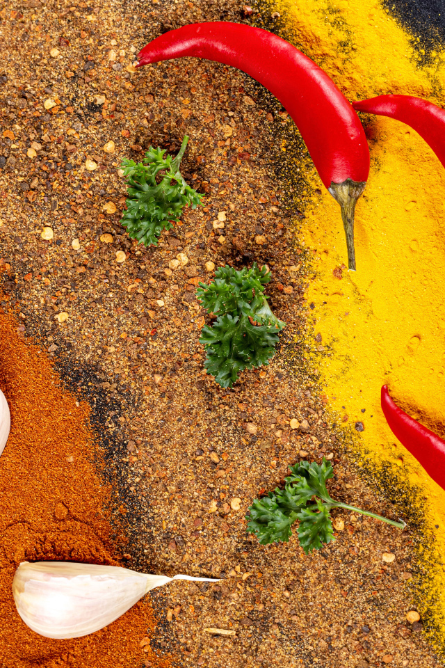 Острые специи на столе с перцем и чесноком