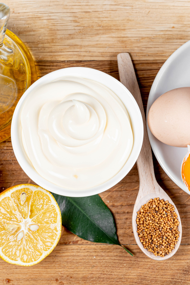 Ингредиенты для домашнего майонеза на деревянном столе