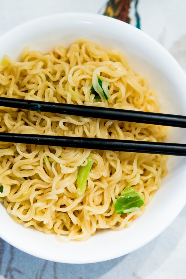 Лапша быстрого приготовления с палочками