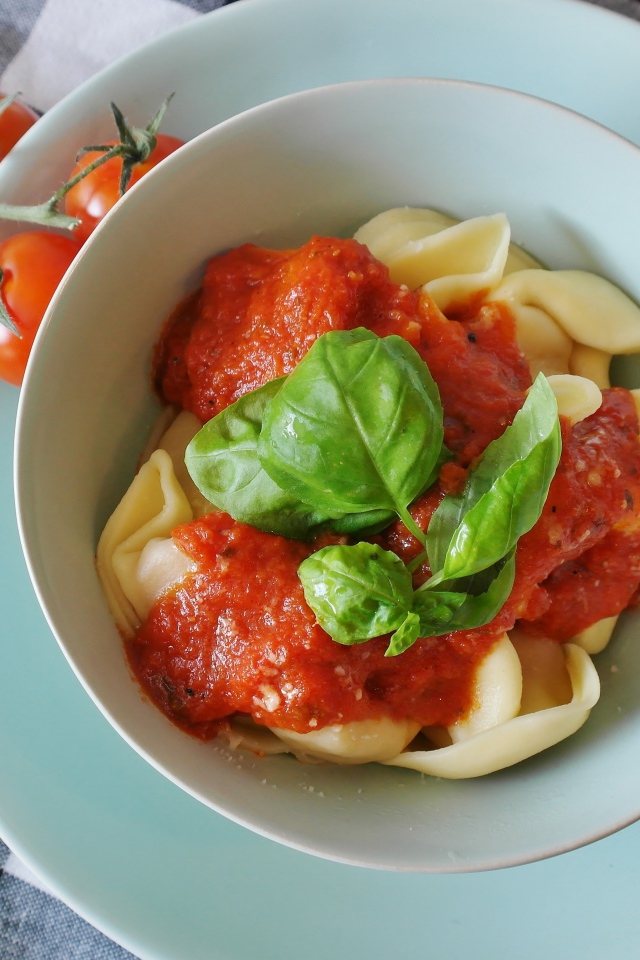 Итальянское блюдо тортеллини с соусом и базиликом