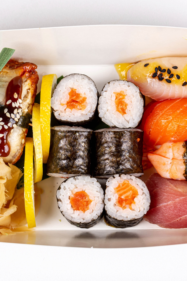 Японские суши в коробке на белом фоне