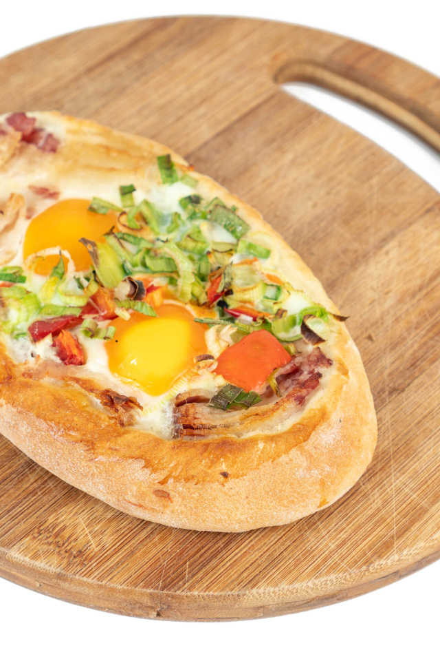 Хачапури с яйцом на доске 