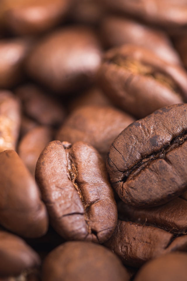Крупные ароматные обжаренные кофейные зерна 