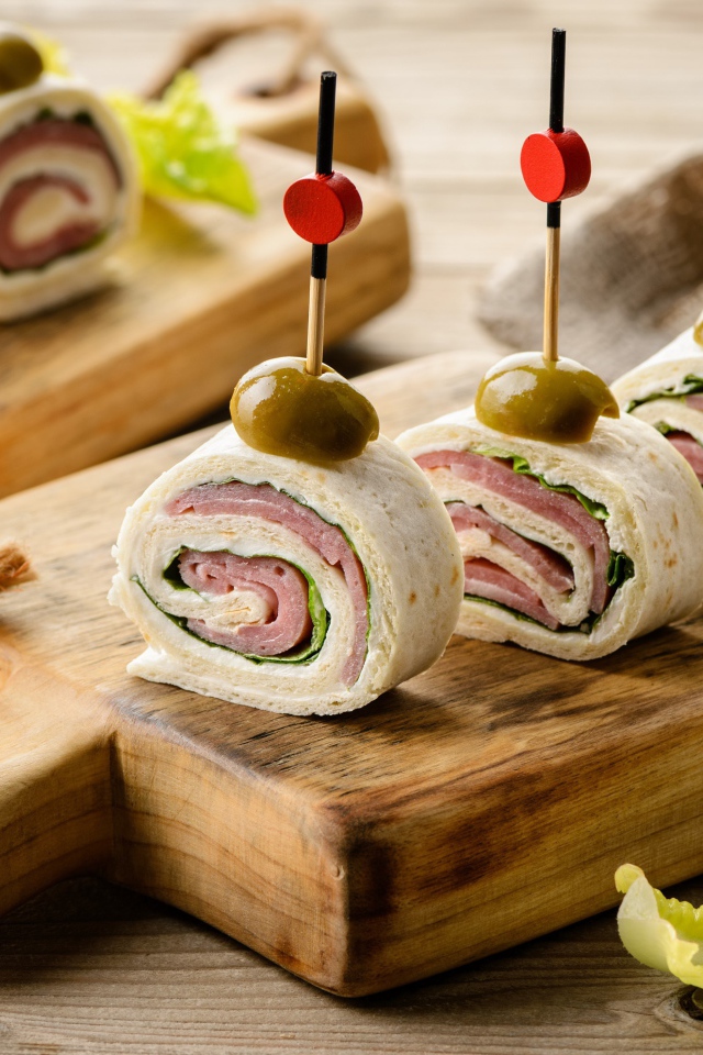 Рулетики из лаваша с ветчиной на столе 