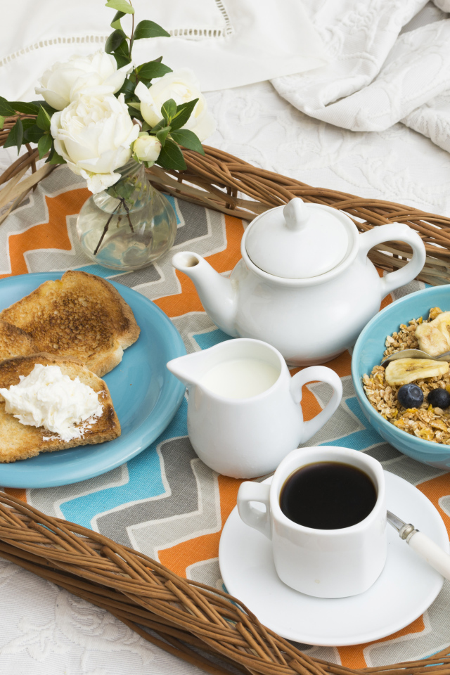 Легкий завтрак на подносе в постель для любимой 