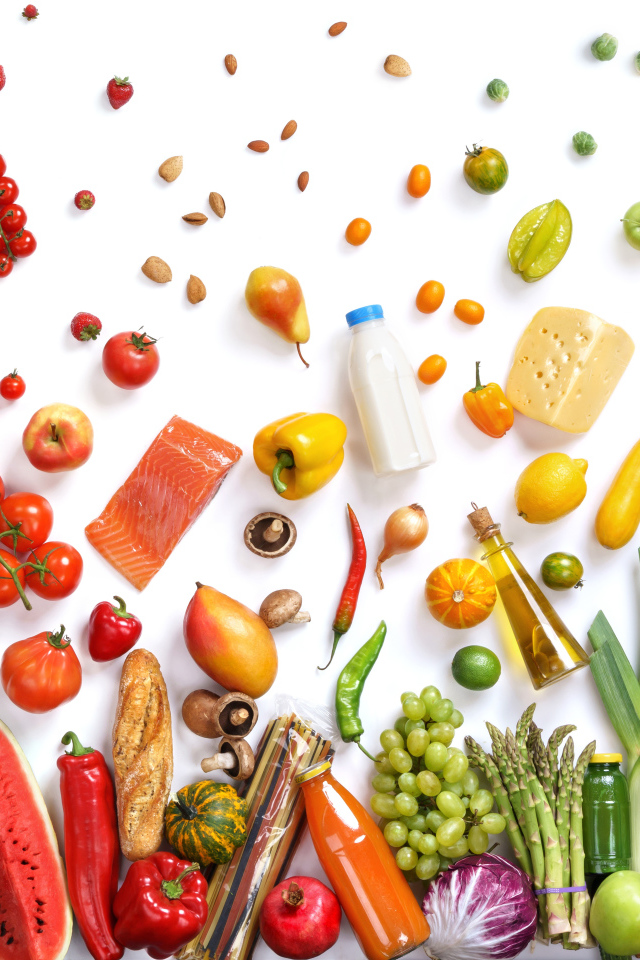 Много различных продуктов на белом фоне