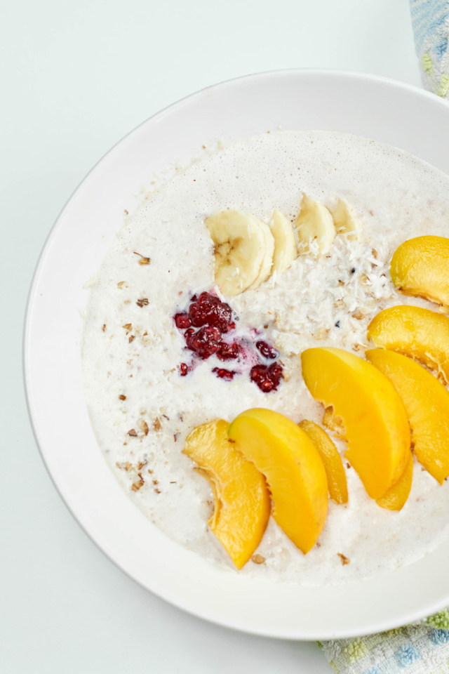 Мюсли с йогуртом в тарелке с кусочками банана и персика