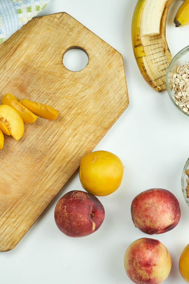 Овсянка, нектарин, банан и орехи на завтрак