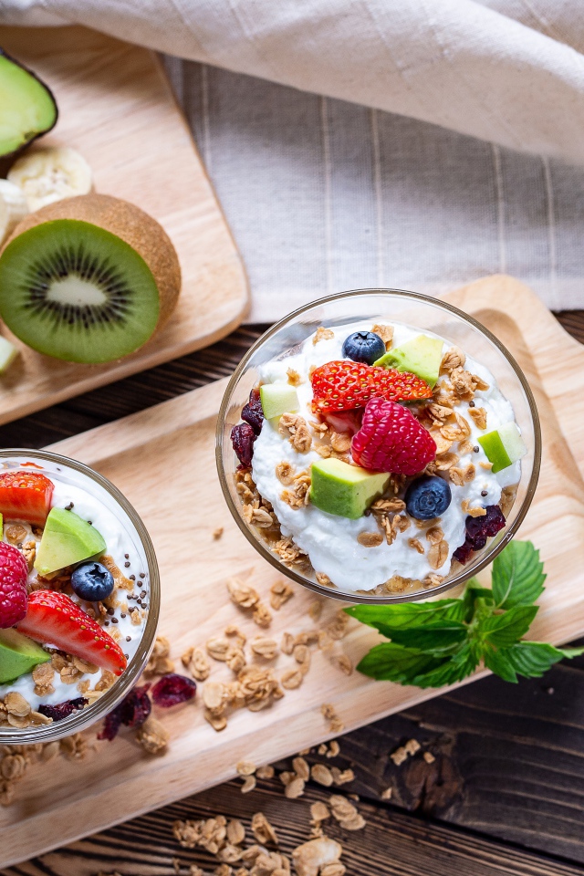 Овсяные хлопья с ягодами и йогуртом на завтрак 