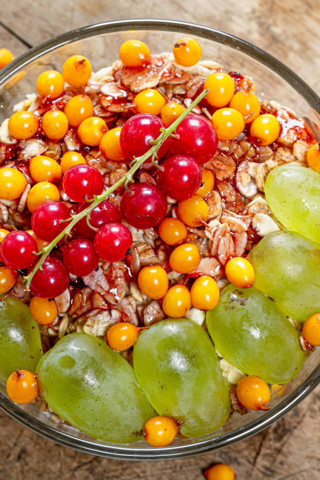 Овсяные хлопья с красной смородиной, виноградом и облепихой 