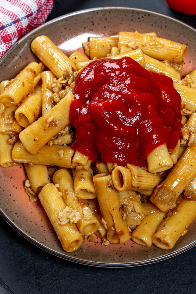 Макароны с мясом и кетчупом на столе