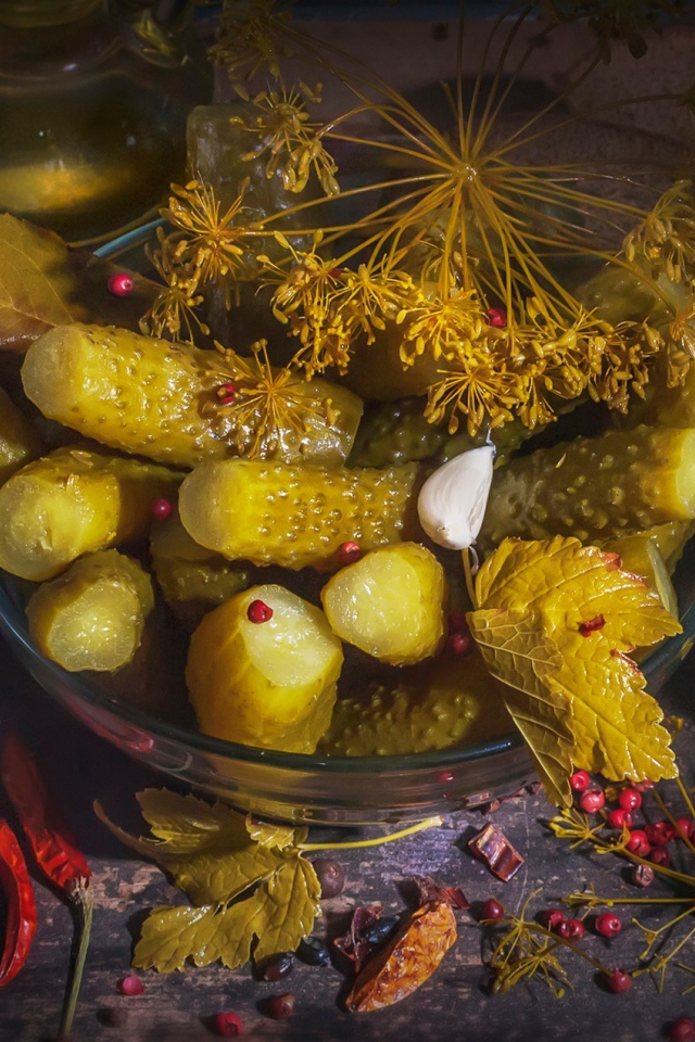 Маринованные огурцы на столе со специями и чесноком