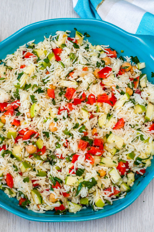 Плов с овощами в голубом казане на столе 