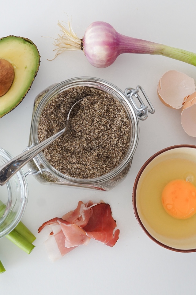 Продукты на столе на сером фоне 