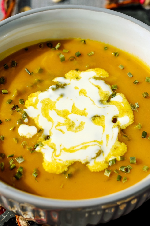 Тыквенный суп со сметаной в кастрюле 