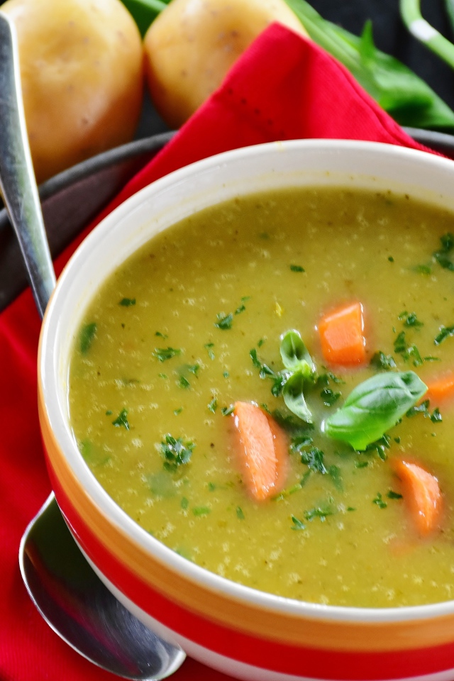 Гороховый суп пюре на столе с картофелем