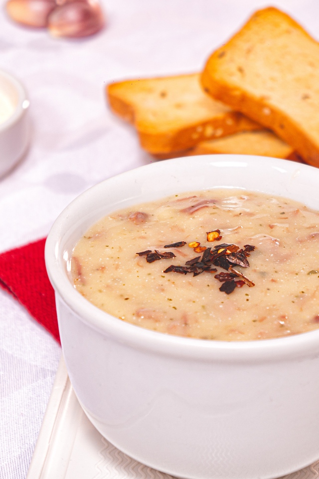 Суп пюре на столе с тостами