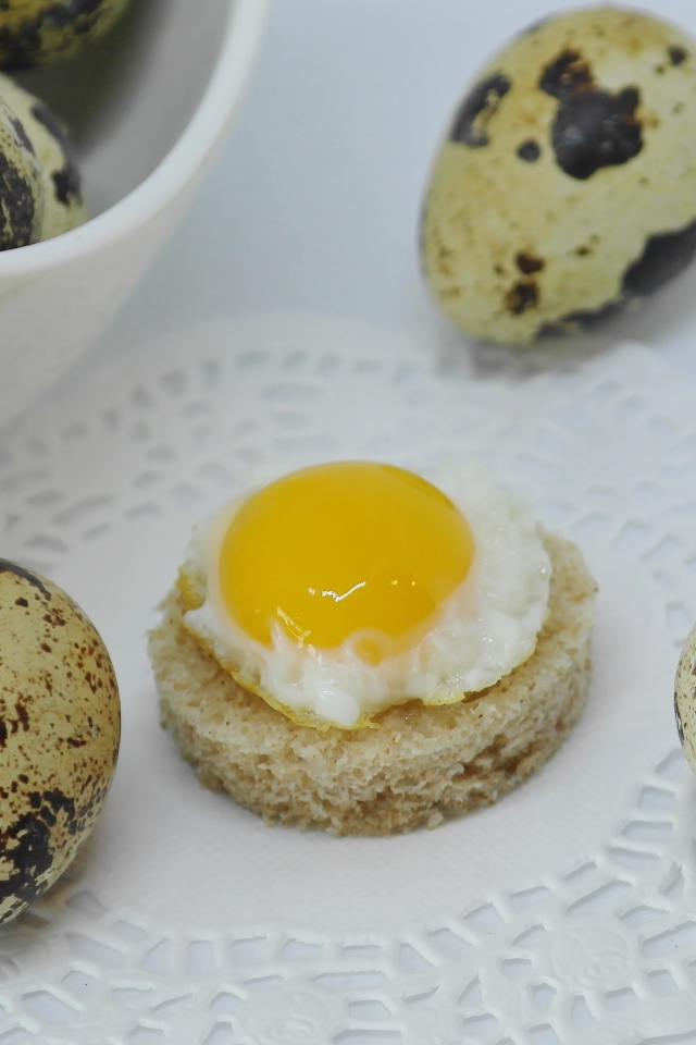 Quail eggs with bread