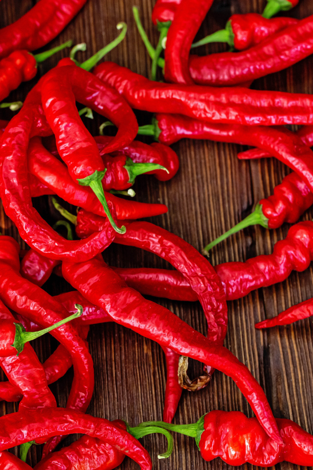 Красный острый перец на деревянном столе