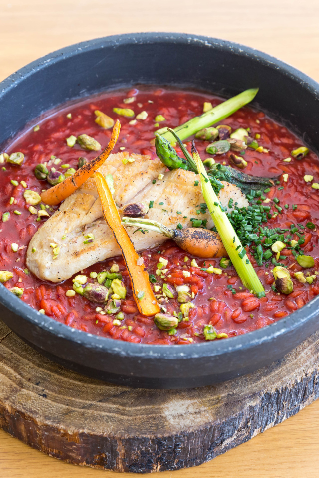 Красный суп с мясом на доске 