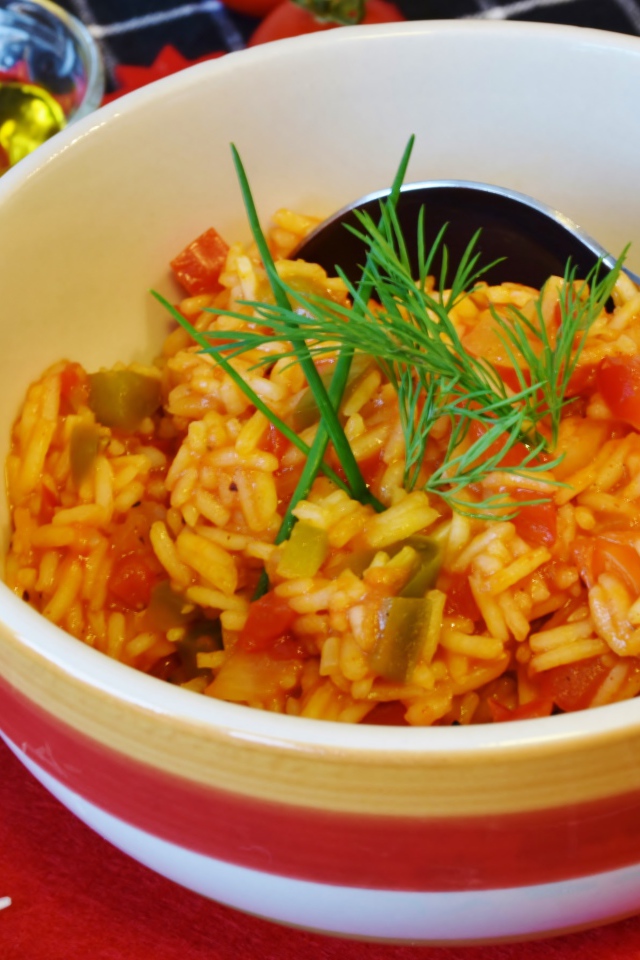 Рис с овощами в тарелке на столе