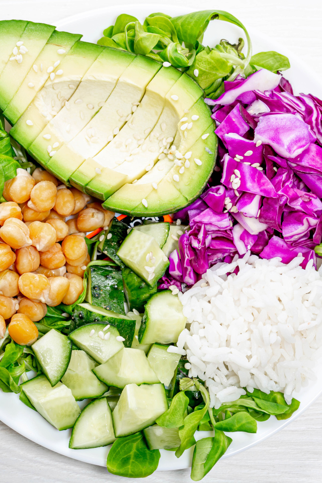 Рис с овощами на белом фоне