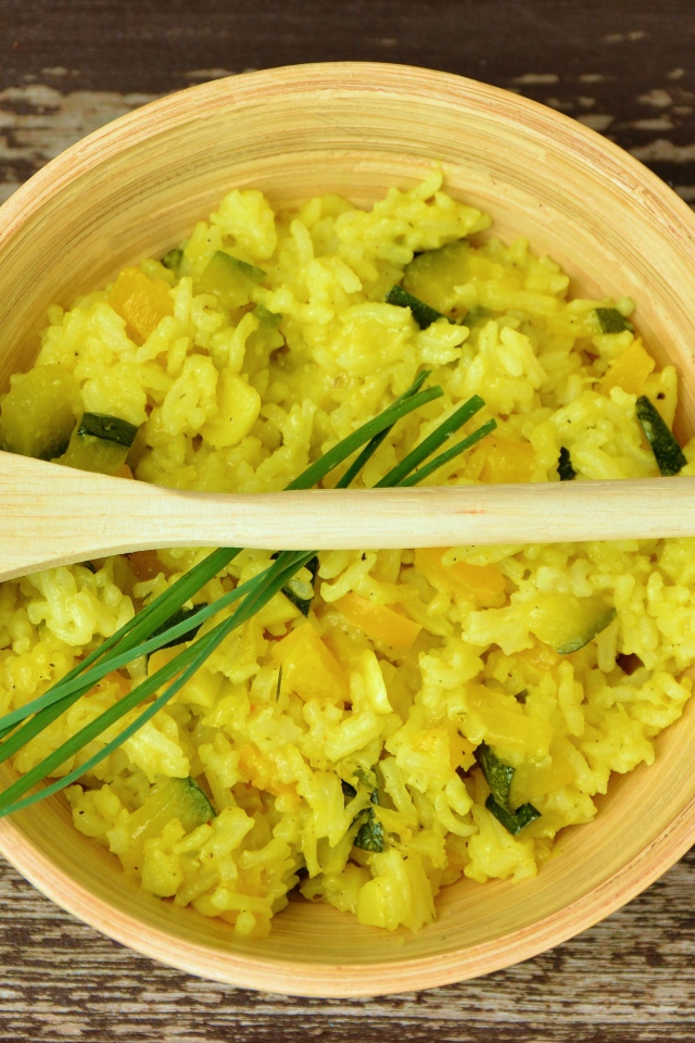 Блюдо ризотто в деревянной миске с ложкой