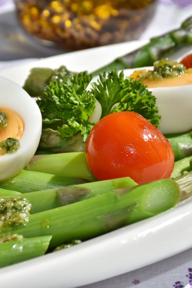 Салат со спаржей, яйцами и помидорами