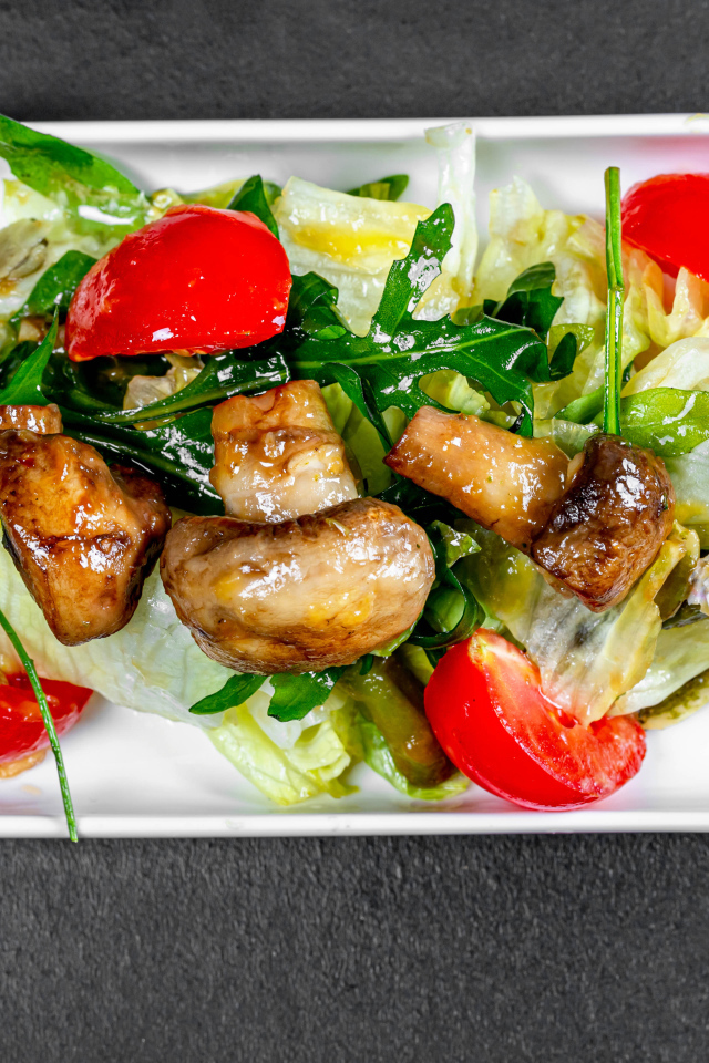 Салат с капустой, жареными шампиньонами и помидорами