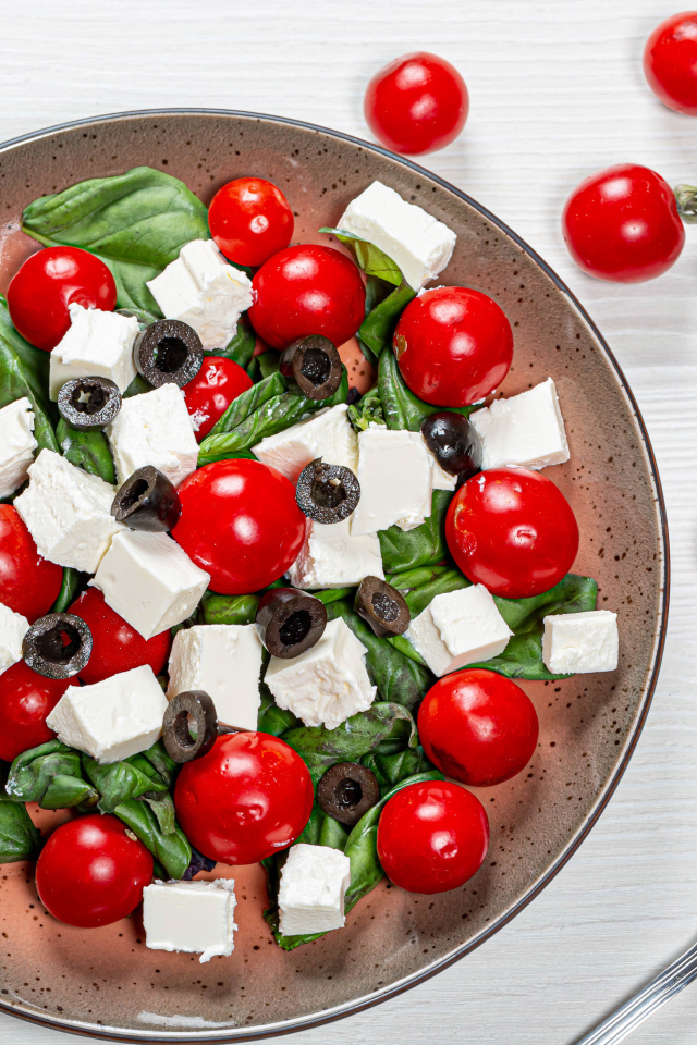 Салат с помидорами черри, оливками, базиликом и сыром