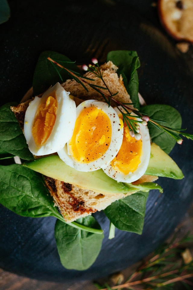 Бутерброд с авокадо, базиликом и яйцами