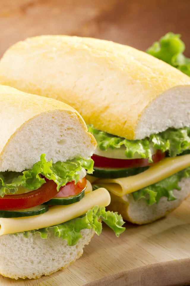 Сендвич с овощами и сыром на столе