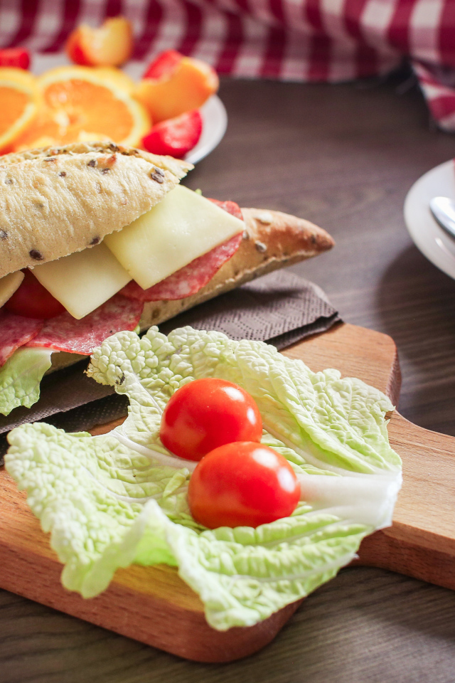 Бутерброды на столе с фруктами и чашкой чая