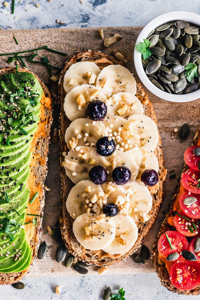 Бутерброды с авокадо, бананами и помидорами