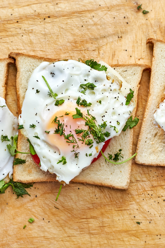 Бутерброды с яичницей, помидорами и зеленью 