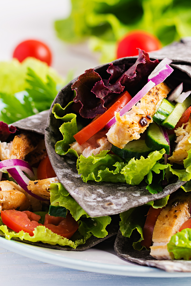 Шаурма в лаваше с овощами и курицей 