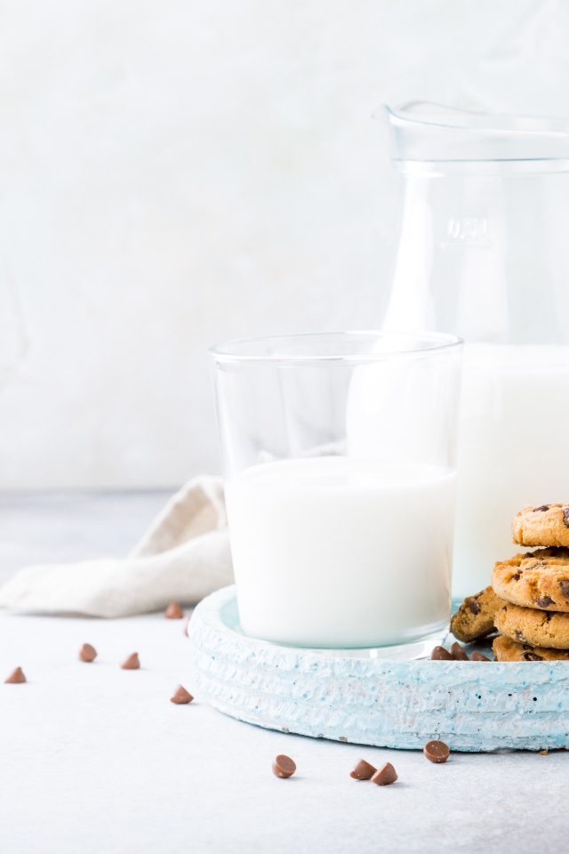 Песочное печенье с шоколадом на столе с молоком