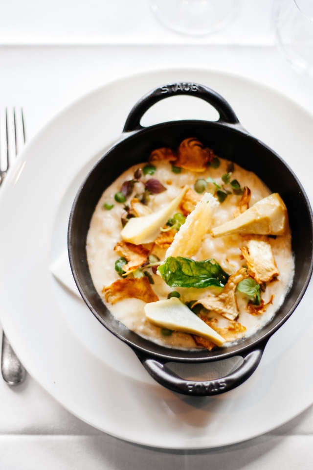 Суп в миске стоит на белой тарелке 