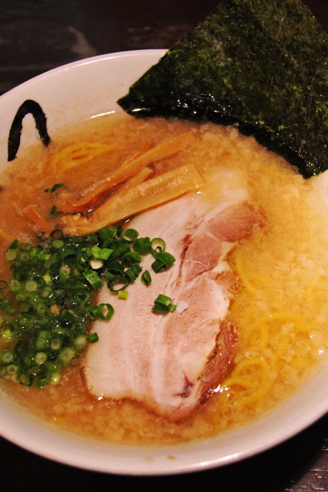 Суп с беконом и зеленью на столе 