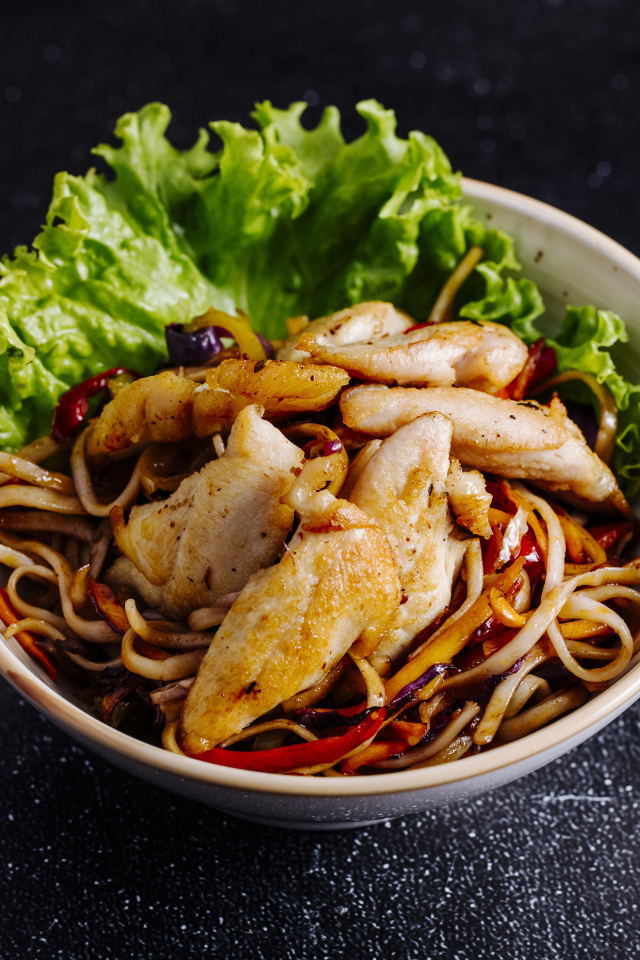 Спагетти в соусе с курицей и листьями салата 