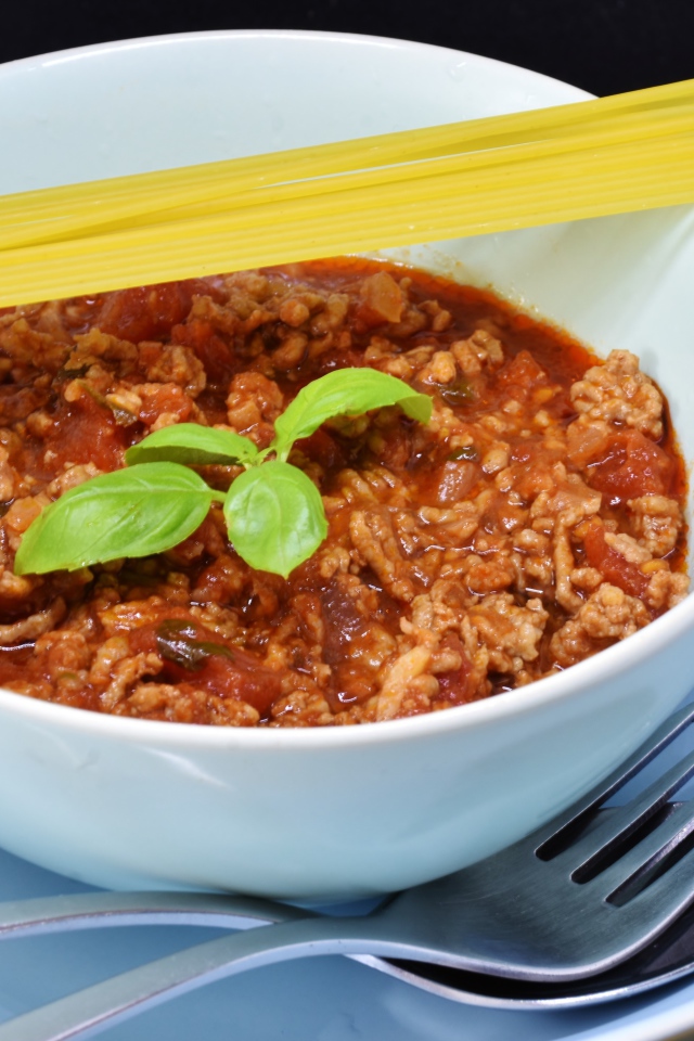 Спагетти с острым соусом с мясом на столе 