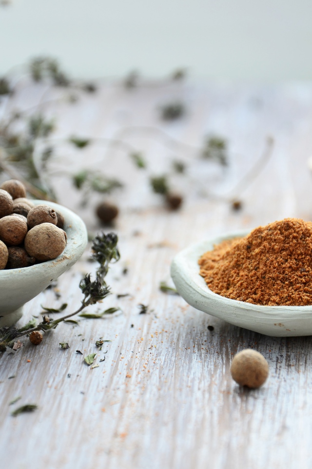 Специи на деревянном столе 