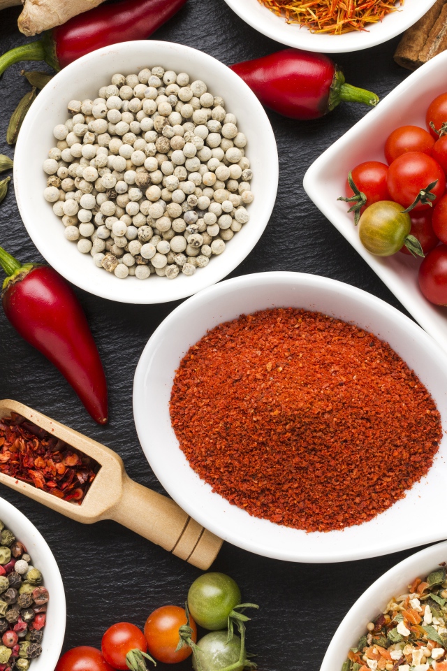 Специи на столе с помидорами и сладким перцем