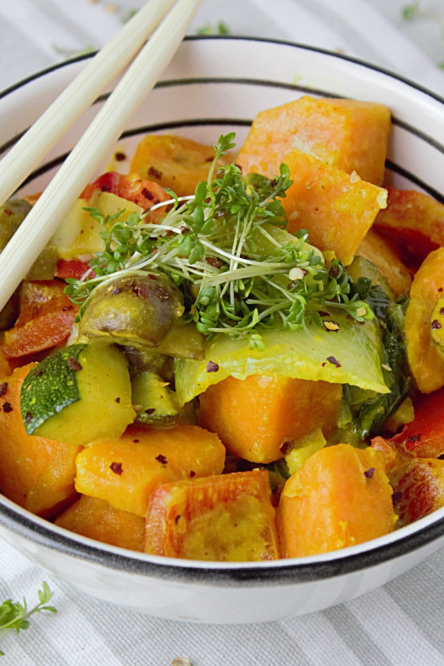 Острое блюдо из овощей в миске с палочками