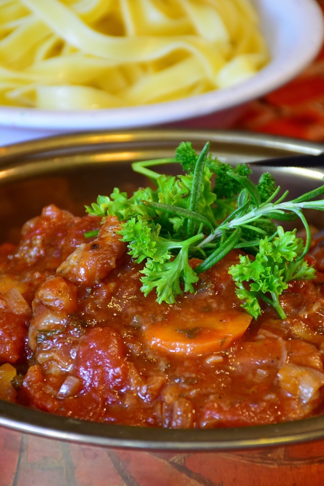 Острое блюдо из овощей в тарелке с петрушкой 